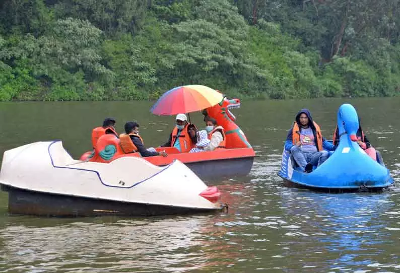 ஊட்டியில் மழையில் நனைந்தபடி சுற்றுலா தலங்களை கண்டு ரசித்த சுற்றுலா பயணிகள் ஊட்டியில் மழையில் நனைந்தபடி சுற்றுலா தலங்களை கண்டு ரசித்த சுற்றுலா பயணிகள்