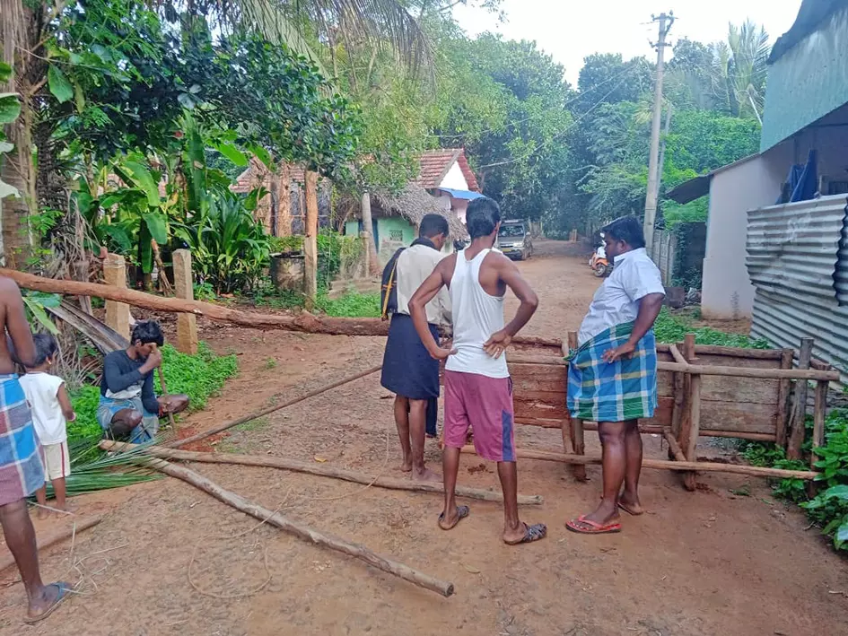 பேரூராட்சி வாகனம் சிறைப்பிடிப்பு