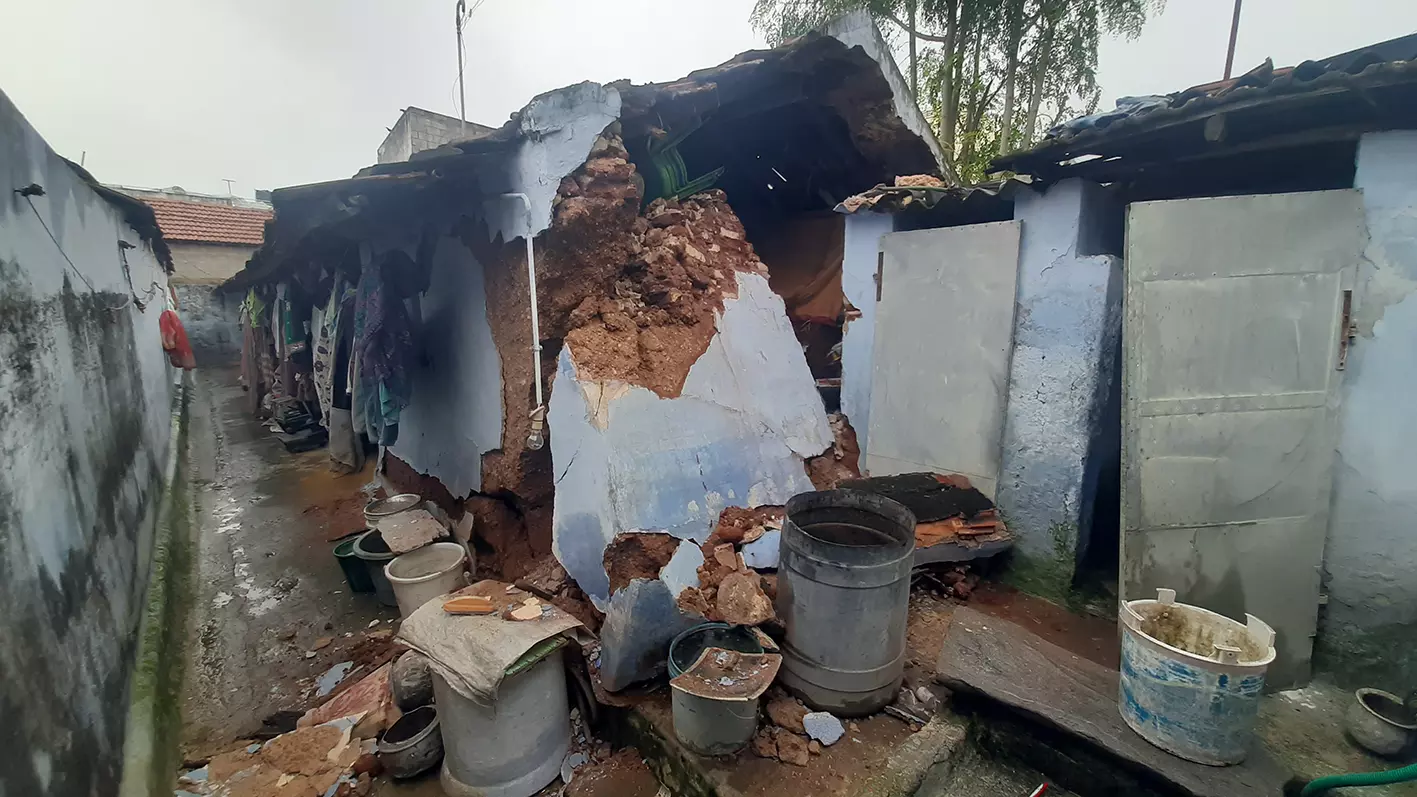 கவுந்தப்பாடியில் வீடு இடிந்து விழுந்து அதிர்ஷ்டவசமாக 4 பேர் உயிர் தப்பினர்