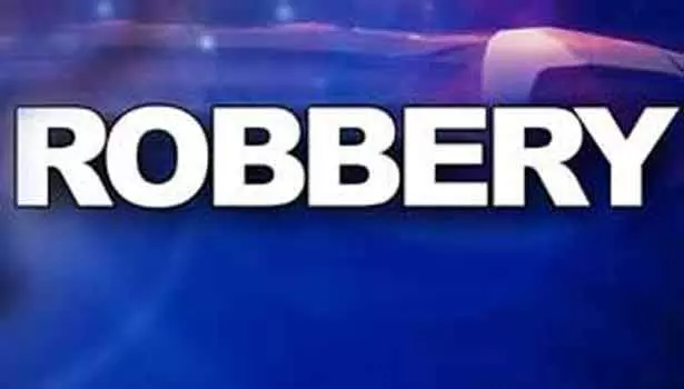 வழி பறியில் ஈடுபட்ட 2 பேர் கைது வழி பறியில் ஈடுபட்ட 2 பேர் கைது