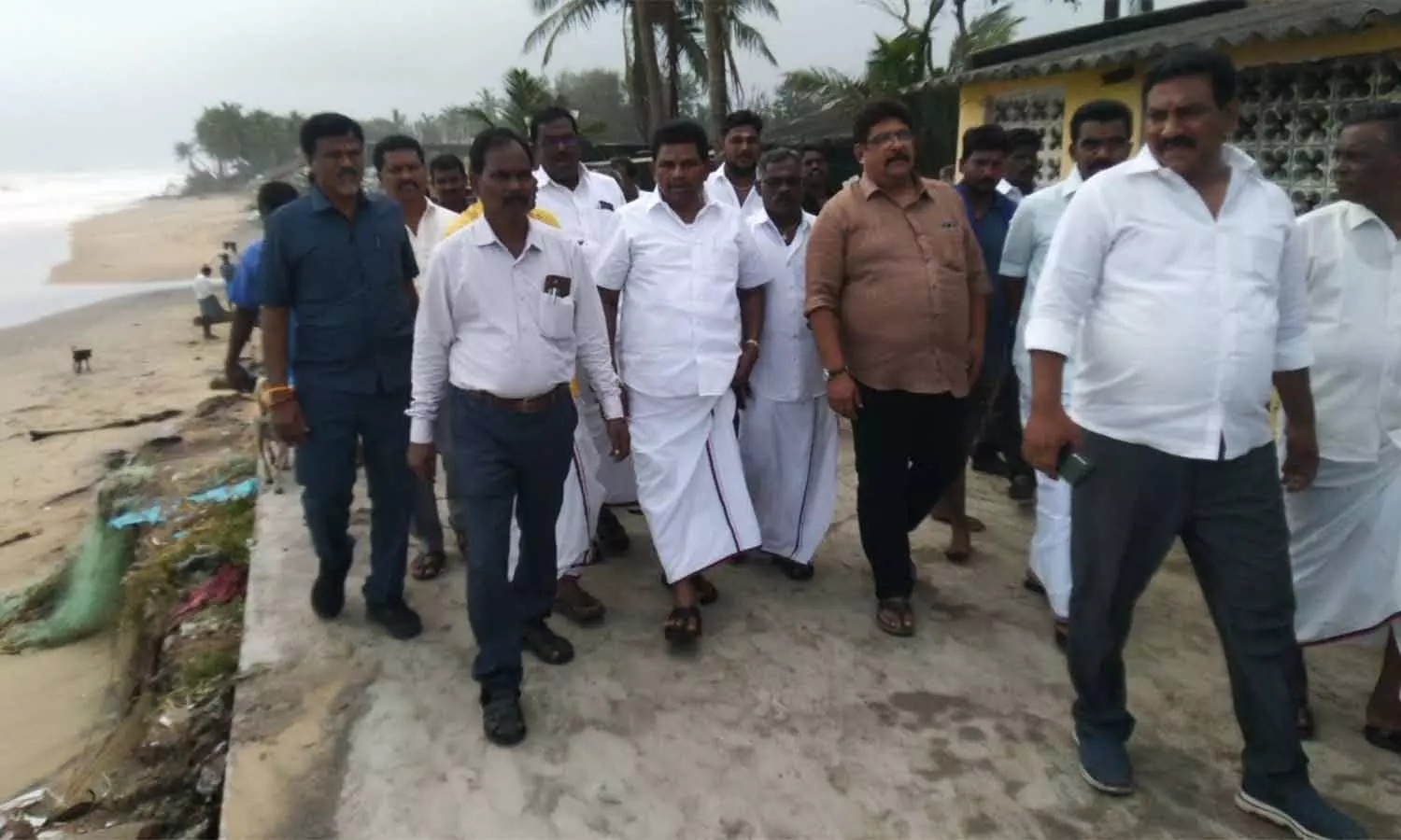 தேவநேரியில் தூண்டில் வளைவு தேவை- புயல் பாதிப்பை பார்வையிட்ட அமைச்சர் அனிதா ராதாகிருஷ்ணனிடம் மீனவர்கள் கோரிக்கை