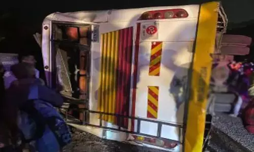 மும்பை-புனே விரைவு சாலையில் சுற்றுலா பஸ் தலைகீழாக கவிழ்ந்து விபத்து: 2 மாணவர்கள் பலி