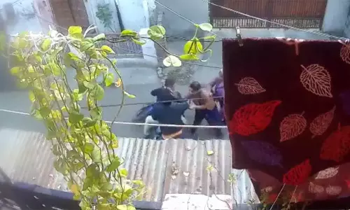 மீரட் நகரில் நகை பறித்த திருடர்களை எதிர்த்து தைரியமாக போராடிய இளம்பெண்