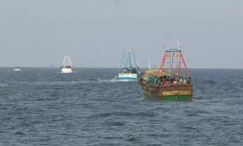 7 நாட்களுக்குப் பின் காரைக்கால் மீனவர்கள் மீன் பிடிக்க சென்றனர்