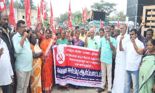 பட்டா வழங்கக்கோரி தாசில்தார் அலுவலகம் முன்பு சி.பி.எம். ஆர்ப்பாட்டம்