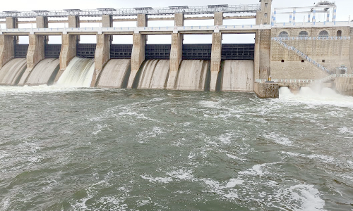 மாவட்டத்தில் பரவலாக பெய்த மழையால்   கிருஷ்ணகிரி-கெலவரப்பள்ளி அணைகளுக்கு நீர்வரத்து உயர்வு