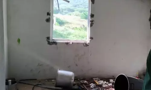 மேட்டுப்பாளையம் அருகே மளிகை பொருட்களை ருசி பார்த்த 5 காட்டு யானைகள்