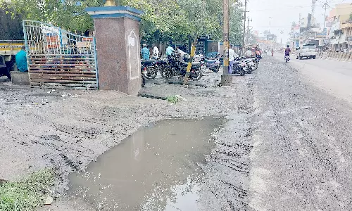 மழைநீருடன் கலந்து வந்த சாக்கடை நீரில்   மூழ்கிய தருமபுரி பட்டுக்கூடு அங்காடி-ஆவின் பாலகம்