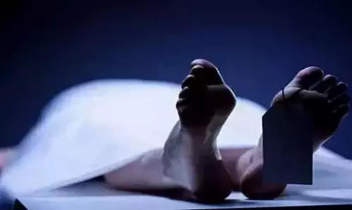 பயணிகள் நிழற்குடை அருகே முதியவர் உடல்