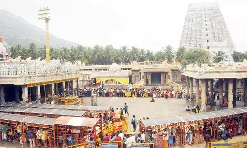 திருவண்ணாமலை அருணாசலேஸ்வரர் கோவிலில் பக்தர்கள் கூட்டம் அலைமோதியது