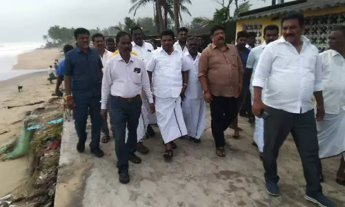 தேவநேரியில் தூண்டில் வளைவு தேவை- புயல் பாதிப்பை பார்வையிட்ட அமைச்சர் அனிதா ராதாகிருஷ்ணனிடம் மீனவர்கள் கோரிக்கை