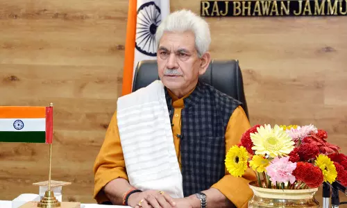 ஜம்மு காஷ்மீர் அரசுப் பணிகளில் பயங்கரவாதிகளின் உறவினர்கள் உள்ளனர்-  ஆளுநர் புகார்