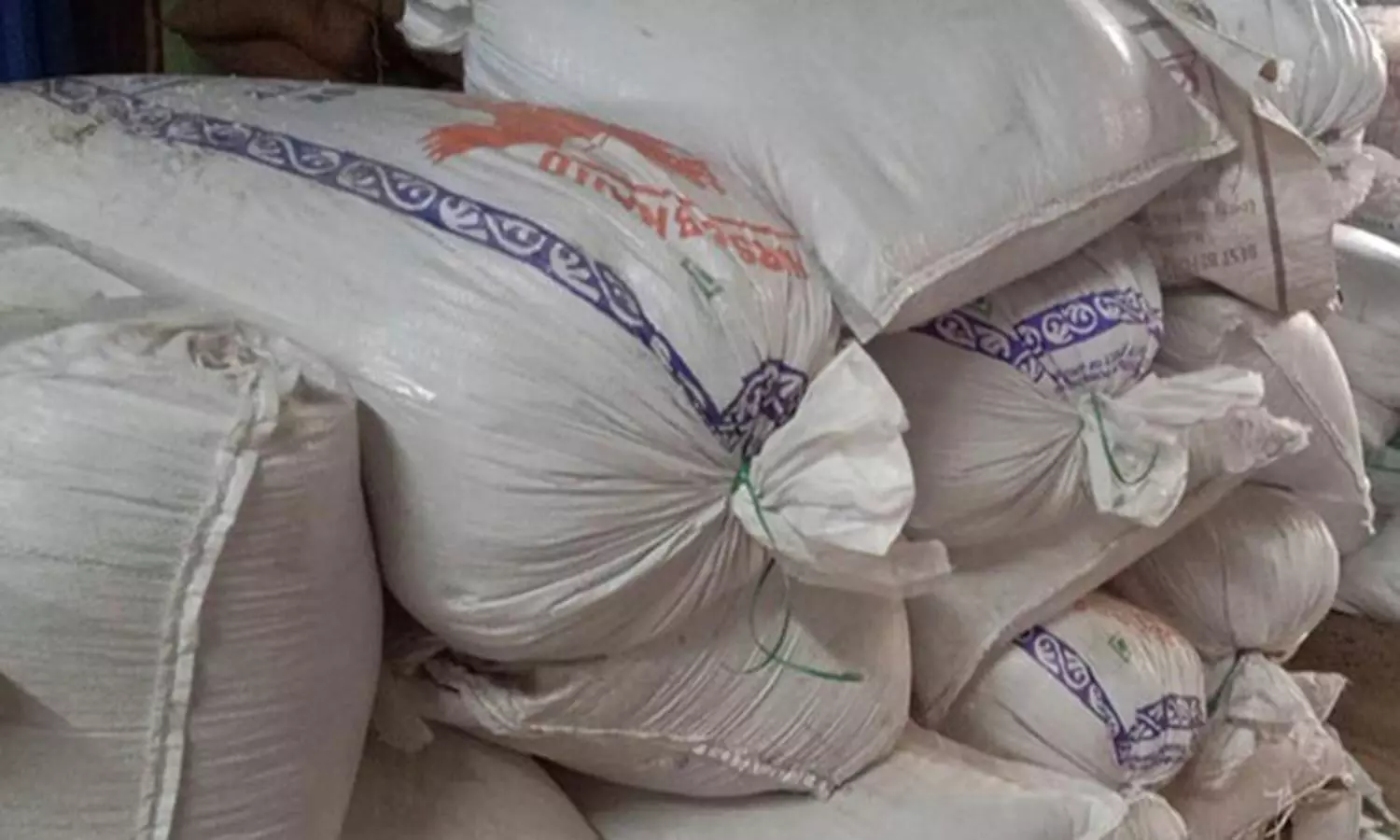 ஆம்னி காரில் ரேஷன் அரிசியை கடத்தியவர் கைது- 1,650 கிலோ அரிசி பறிமுதல் ஆம்னி காரில் ரேஷன் அரிசியை கடத்தியவர் கைது- 1,650 கிலோ அரிசி பறிமுதல்