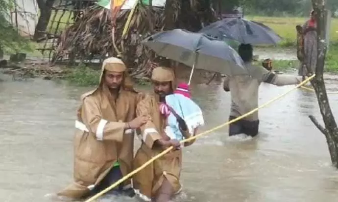 அரக்கோணம் அருகே குடியிருப்புகளை சூழ்ந்த ஏரி தண்ணீர்- சிக்கி தவித்த 25 பேர் மீட்பு அரக்கோணம் அருகே குடியிருப்புகளை சூழ்ந்த ஏரி தண்ணீர்- சிக்கி தவித்த 25 பேர் மீட்பு