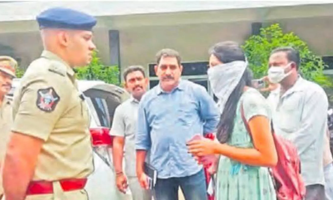 ரூ.7 கோடிக்கு கிட்னியை வாங்கிக் கொள்வதாக கூறி கல்லூரி மாணவியிடம் ரூ.16 லட்சம் நூதன மோசடி ரூ.7 கோடிக்கு கிட்னியை வாங்கிக் கொள்வதாக கூறி கல்லூரி மாணவியிடம் ரூ.16 லட்சம் நூதன மோசடி