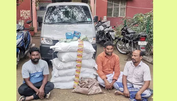 காரில் கடத்திய 100 கிலோ குட்கா-புகையிலை பறிமுதல்; 3 பேர் கைது