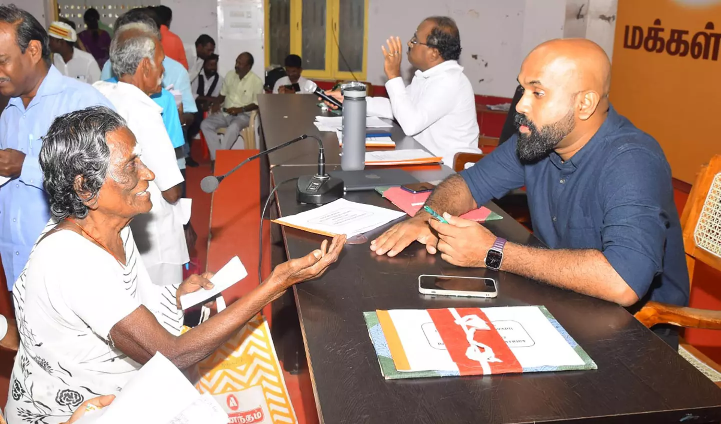 குறைதீர்க்கும் கூட்டத்தில் மனுக்களை பெற்ற கலெக்டர்