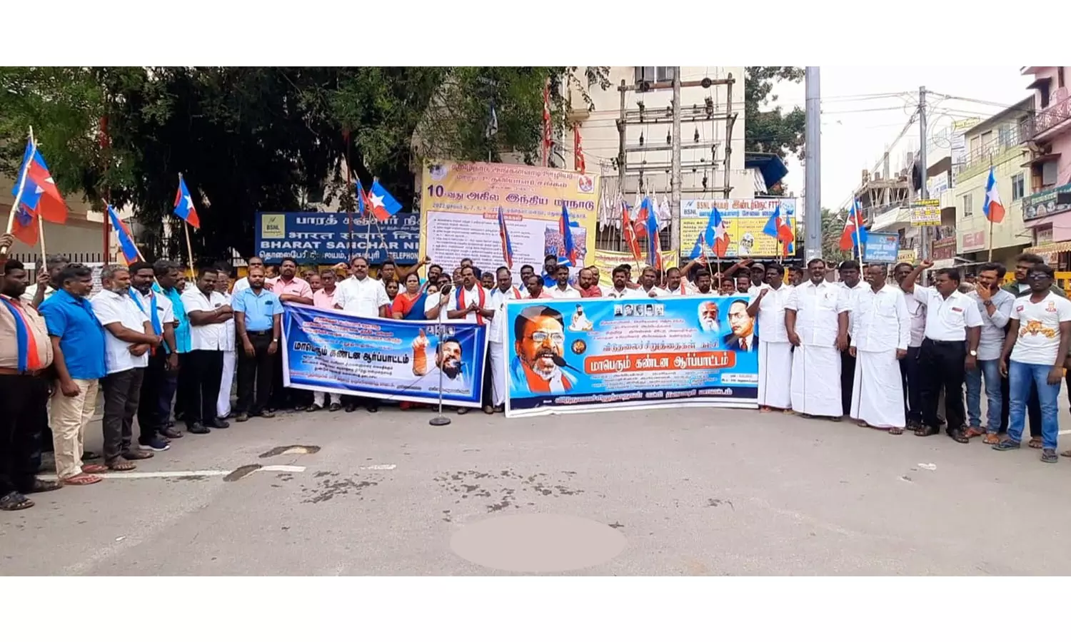 அம்பேத்கரை அவமதித்த சங்பரிவார் அமைப்பை கண்டித்து விடுதலை சிறுத்தைகள் ஆர்ப்பாட்டம் அம்பேத்கரை அவமதித்த சங்பரிவார் அமைப்பை கண்டித்து விடுதலை சிறுத்தைகள் ஆர்ப்பாட்டம்