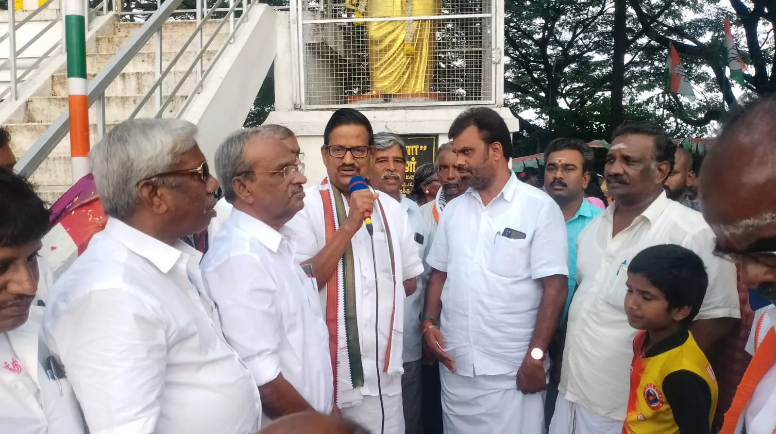 பா.ஜ.க. அரசு விவசாயத்தை கார்ப்பரேட் கம்பெனியிடம் கொடுக்க முயற்சிக்கிறது - கே.எஸ்.அழகிரி பேட்டி பா.ஜ.க. அரசு விவசாயத்தை கார்ப்பரேட் கம்பெனியிடம் கொடுக்க முயற்சிக்கிறது - கே.எஸ்.அழகிரி பேட்டி
