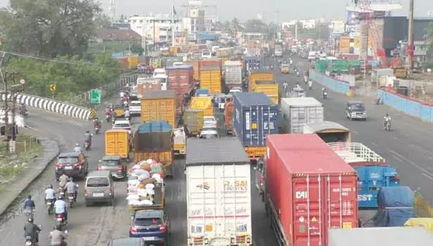 மழையால் சாலையில் பள்ளம்: பூந்தமல்லி-திருமழிசை கூட்டுச்சாலை வரை 3 கி.மீட்டர் தூரத்துக்கு கடும் வாகன நெரிசல் மழையால் சாலையில் பள்ளம்: பூந்தமல்லி-திருமழிசை கூட்டுச்சாலை வரை 3 கி.மீட்டர் தூரத்துக்கு கடும் வாகன நெரிசல்