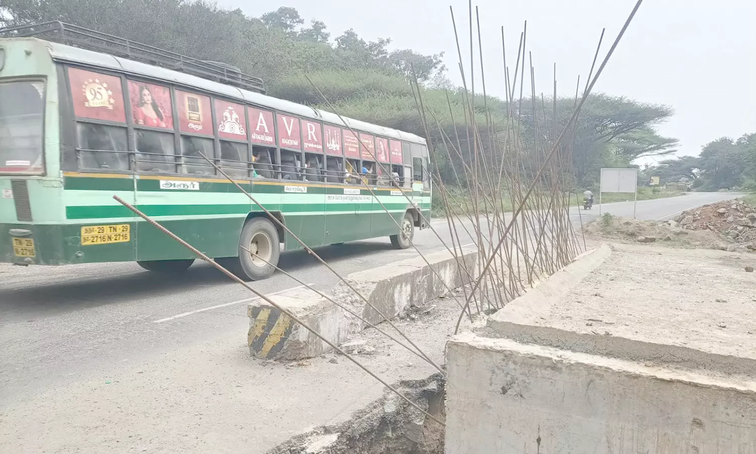 சோலைக்கொட்டாய் அருகே சாலை விரிவாக்க பணியில் உள்ள குளறுபடியால் சேறும், சகதியுமாக மாறிய நெடுஞ்சாலை சோலைக்கொட்டாய் அருகே சாலை விரிவாக்க பணியில் உள்ள குளறுபடியால் சேறும், சகதியுமாக மாறிய நெடுஞ்சாலை