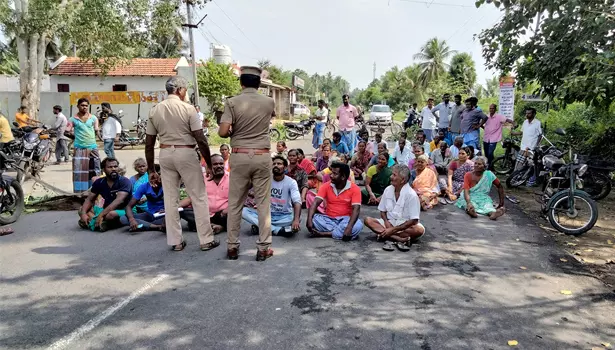 ரேஷன் கடை கட்டி தரக் கோரி பொதுமக்கள் சாலை மறியல் ரேஷன் கடை கட்டி தரக் கோரி பொதுமக்கள் சாலை மறியல்