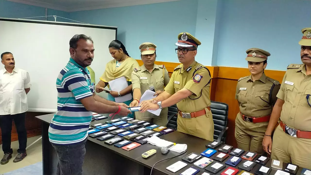 நெல்லையில் இதுவரை ரூ.25 லட்சம் மதிப்பிலான, தொலைந்து போன செல்போன்கள் மீட்பு - மாநகர போலீஸ் கமிஷனர் பேட்டி நெல்லையில் இதுவரை ரூ.25 லட்சம் மதிப்பிலான, தொலைந்து போன செல்போன்கள் மீட்பு - மாநகர போலீஸ் கமிஷனர் பேட்டி
