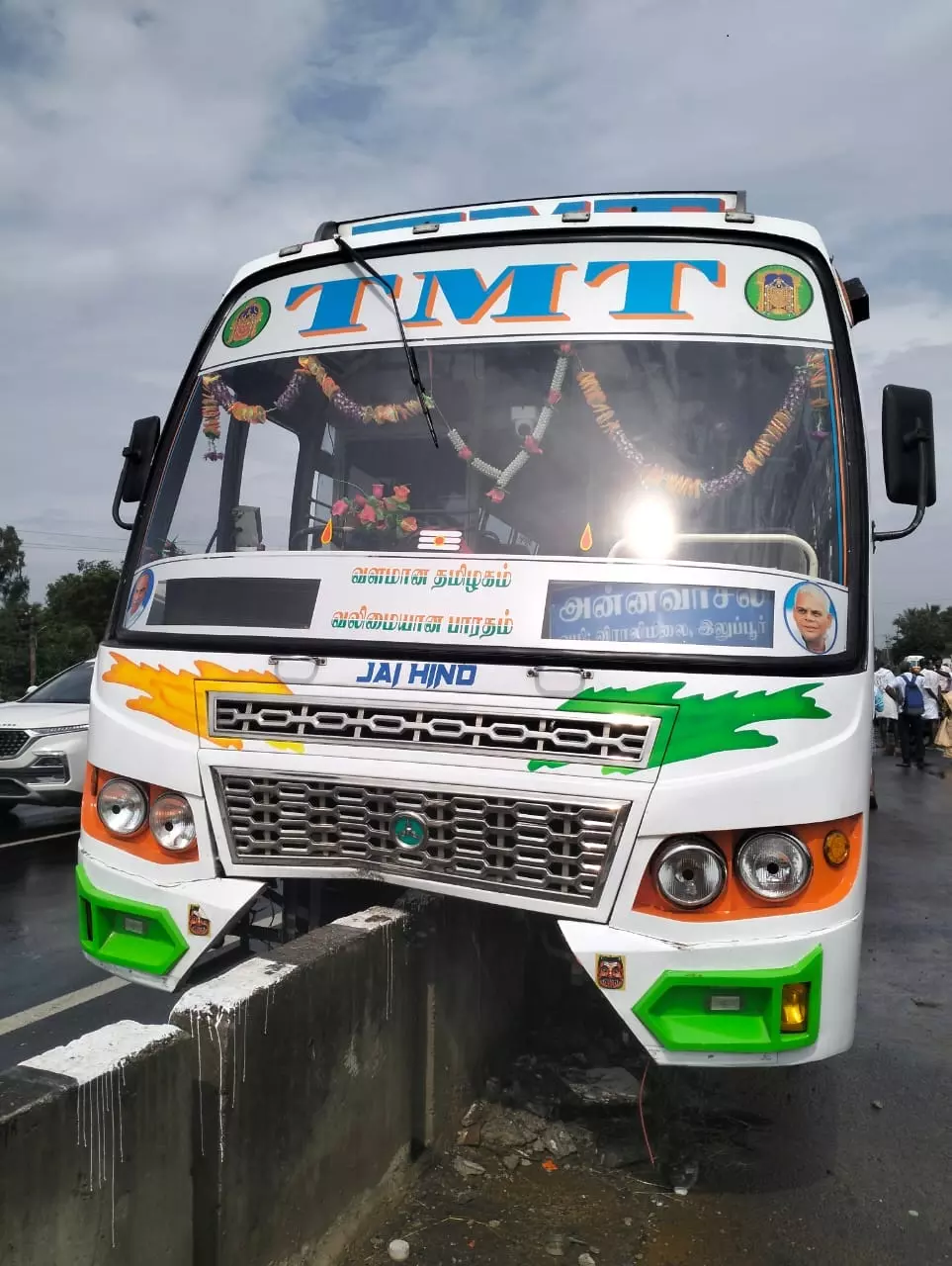 சாலையின் தடுப்பு சுவர் மீது மோதி தனியார் பஸ் விபத்து சாலையின் தடுப்பு சுவர் மீது மோதி தனியார் பஸ் விபத்து