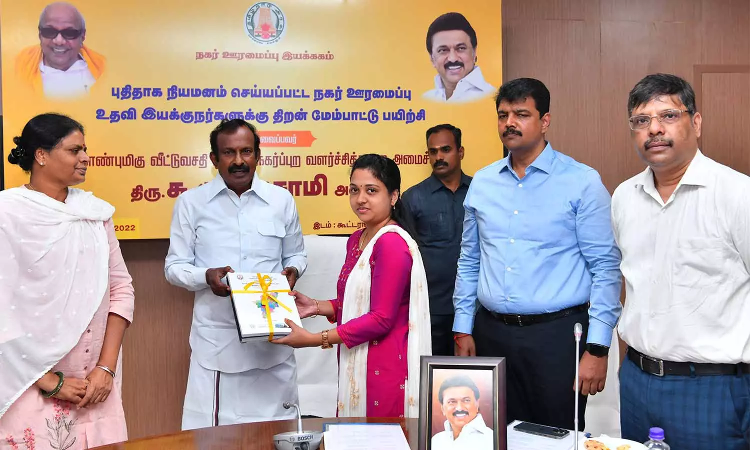 வீட்டுவசதி வாரியத்தில் விற்காத 8 ஆயிரம் வீடுகளை வாடகைக்கு விட திட்டம்- அமைச்சர் முத்துசாமி தகவல் வீட்டுவசதி வாரியத்தில் விற்காத 8 ஆயிரம் வீடுகளை வாடகைக்கு விட திட்டம்- அமைச்சர் முத்துசாமி தகவல்