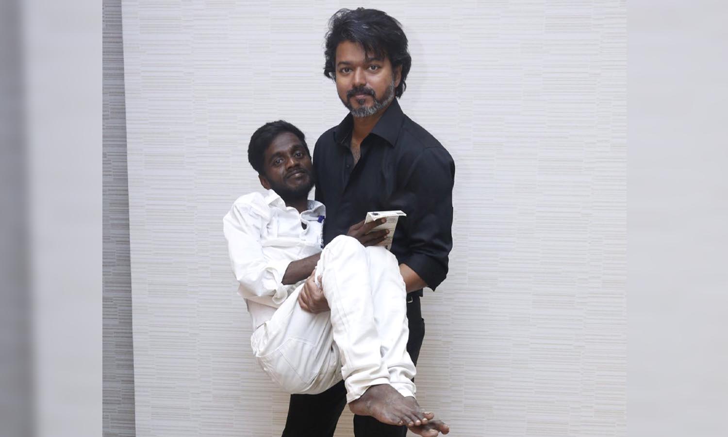 ரசிகனை தாங்கிய விஜய்.. வைரலாகும் புகைப்படம்.. | Tamil cinema vijay ...