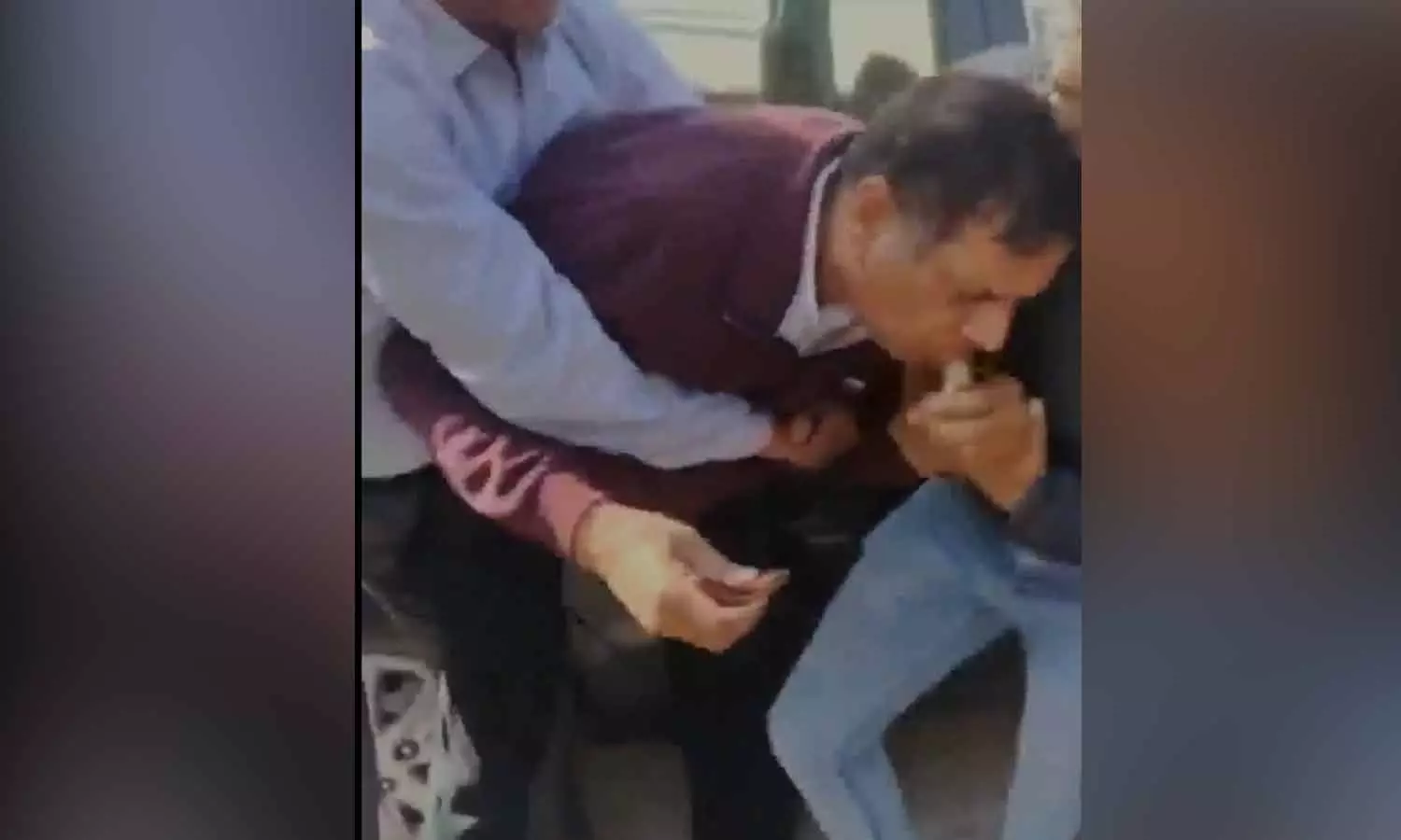 கையும் களவுமாக பிடிபட்டதால் லஞ்சப் பணத்தை விழுங்கிய போலீஸ் அதிகாரி... பரிதாபாத்தில் பரபரப்பு சம்பவம்