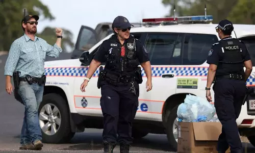 காணாமல் போன நபரை தேடி வந்த போலீசார் மீது தாக்குதல்- 6 பேர் பலி