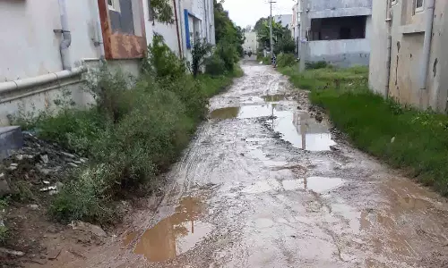 சிதலமடைந்த சாலையால் வாகன ஓட்டிகள் அவதி