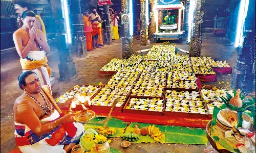 திருநள்ளாறு சனிபகவான் கோவிலில் 1008 சங்காபிஷேகம்