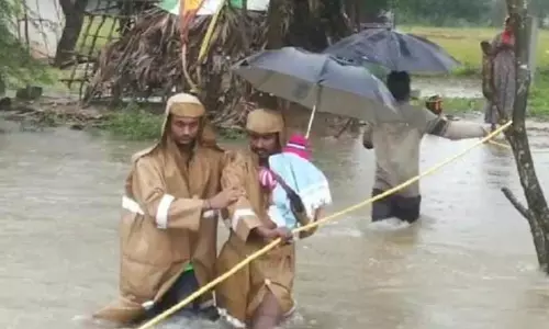 அரக்கோணம் அருகே குடியிருப்புகளை சூழ்ந்த ஏரி தண்ணீர்- சிக்கி தவித்த 25 பேர் மீட்பு