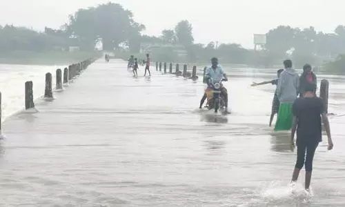 பூண்டி ஏரியில் 7,803 கனஅடி திறப்பு: கொசஸ்தலை ஆற்று வெள்ளத்தால் 6 தரைப்பாலங்கள் மூழ்கின