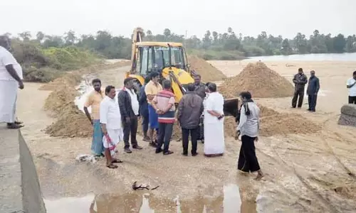 மாண்டஸ் புயல் பாதிப்பு: எண்ணூர் துறைமுகம்-பழவேற்காடு சாலை மணலால் மூடப்பட்டது