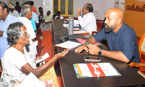 குறைதீர்க்கும் கூட்டத்தில் மனுக்களை பெற்ற கலெக்டர்