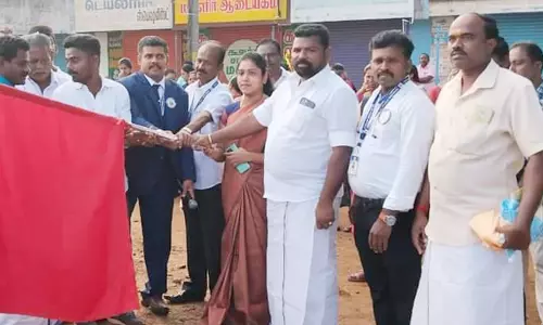 சிலம்பம் சுற்றியபடி 20 கி.மீ. பள்ளி மாணவர்கள் நடைபயணம்