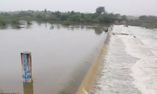 தொடர் மழை- கேசாவரம் அணை நிரம்பி வழிகிறது