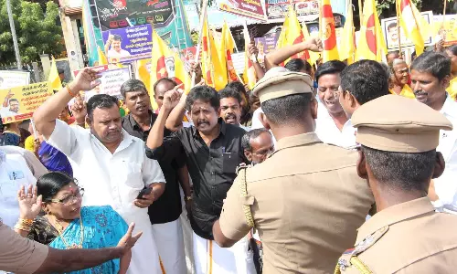 அனுமதியின்றி ஆர்ப்பாட்டம் நடத்திய சமத்துவ மக்கள் கட்சியினர் கைது