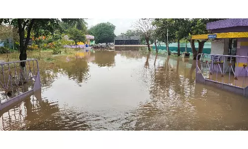 வாய்க்கால்கள் ஆக்கிரமிப்பால்   மழைநீரில் மூழ்கிய பாலக்கோடு அரசு போக்குவரத்து பணிமனை