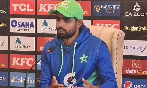 டெஸ்ட்களில் விளையாடுவதை நிறுத்த வேண்டுமா? பத்திரிகையாளர் கேள்வியால் கோபமடைந்த பாபர் அசாம்