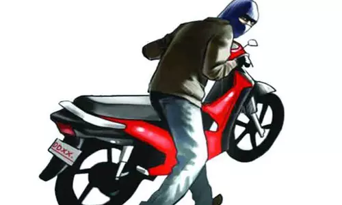 ரூ.2  லட்சம் மதிப்புள்ள மோட்டார் சைக்கிளை  பட்டப்பகலில் எடுத்து சென்ற மர்ம நபர்