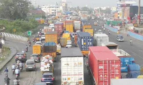 மழையால் சாலையில் பள்ளம்: பூந்தமல்லி-திருமழிசை கூட்டுச்சாலை வரை 3 கி.மீட்டர் தூரத்துக்கு கடும் வாகன நெரிசல்