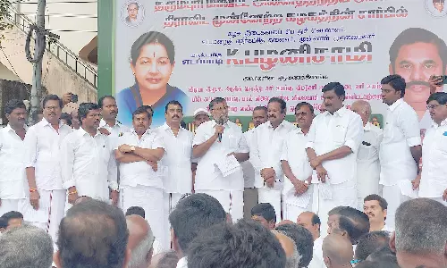 தி.மு.க. அரசை கண்டித்து  தருமபுரியில் அ.தி.மு.க. சார்பில் ஆா்ப்பாட்டம்