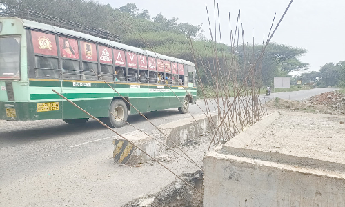 சோலைக்கொட்டாய் அருகே  சாலை விரிவாக்க பணியில் உள்ள குளறுபடியால்   சேறும், சகதியுமாக மாறிய நெடுஞ்சாலை