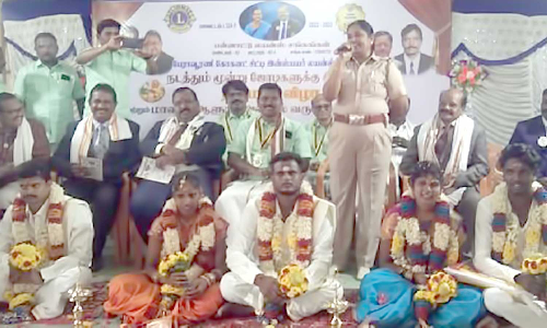 திருமண விழாவில் பாட்டு பாடி மணமக்களை வாழ்த்திய இன்ஸ்பெக்டர்