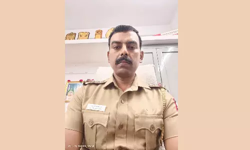 விபத்தில் சிக்கி 50 வயது நபர் படுகாயம்: ரூ.1½ கோடி நகைகளை பத்திரமாக மீட்ட இன்ஸ்பெக்டர்