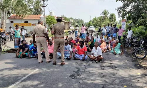 ரேஷன் கடை கட்டி தரக் கோரி   பொதுமக்கள் சாலை மறியல்